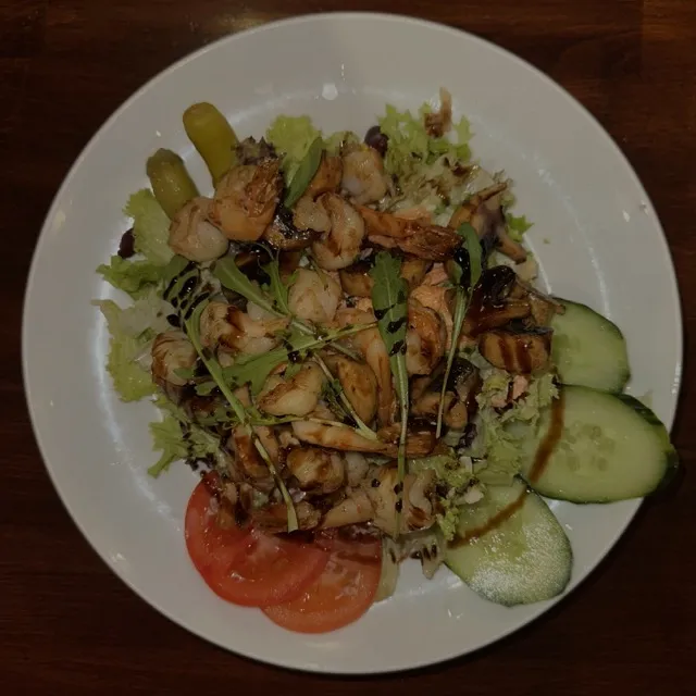 Großer Salatteller mit Garnelen